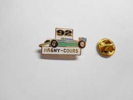 Superbe Pin's En EGF , Auto F1 , F3 , Formule 3 , Circuit Nevers Magny-Cours , Signé Logo Motiv - F1