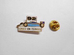 Superbe Pin's En EGF , Auto F1 , F3 , Formule 3 , Circuit Croix En Ternois , Signé Logo Motiv - F1