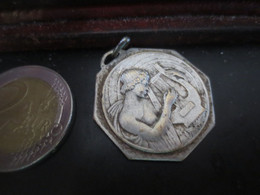 PENDENTIF VINTAGE - JEUNE FILLE JOUANT DE LA CITHARE - Pendants