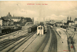 Lunéville * La Gare Et Les Quais * Wagons * Ligne Chemin De Fer - Luneville