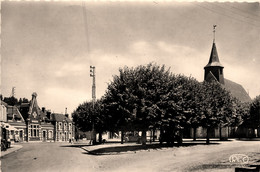 Niherne * La Place Du Village Et La Mairie - Altri & Non Classificati