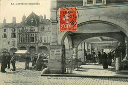 Pont à Mousson * 1909 * Sous Les Arcades * Jour De Marché - Pont A Mousson