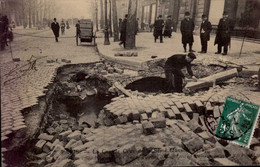 PARIS ( 75 )   LA GRANDE CRUE DE LA SEINE JANVIER  1910 . A LA DECRUE , EFFONDREMENT D ' UN VOUTE BOULEVARD HAUSSMANN - Floods