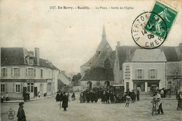 Reuilly * La Place Du Village Et La Sortie De L'église * Villageois * Café Du Centre * Automobile Voiture Ancienne - Otros & Sin Clasificación