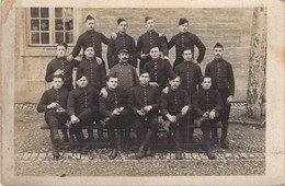 CPA - 16 Soldats En Uniforme Posent Ensemble - Moustache - - Fotografia