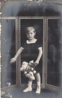 CPA - Jeune Fille En Robe Noir Pose Devant Un Paravent Avec Un Bouquet De Fleur Blanche à La Main - Fotografia