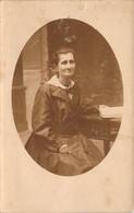 CPA - Photographie En Médaillon D'une Femme Assise Devant Un Livre Souriante - Robe Noire Tissus Brillant - Fotografia