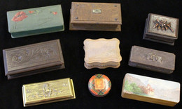 20thC Assembly With Mauchline Tartan Ware Inset 1d Red, Swiss Carved Lid Boxes, Wood And Leather Examples, One Floral Wi - Andere & Zonder Classificatie