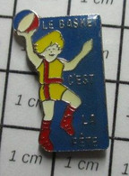 1515b Pin's Pins / Beau Et Rare / THEME : SPORTS / LE BASKET C'EST LA FETE Et Le Football C'est Pas Drôle ? - Basketball