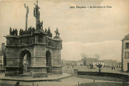 Pleyben * Vue Sur La Place Et Le Calvaire - Pleyben