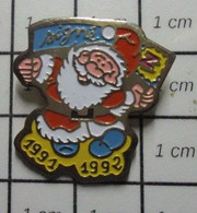 1515b Pin's Pins / Beau Et Rare / THEME : NOEL / PERE NOEL SIGNE Z 1991 1992 - Weihnachten