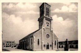 Le Guilvinec * Place De L'église Et Le Monument Aux Morts - Guilvinec