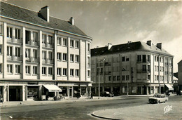 St Nazaire * La Place De L'hôtel De Ville * Crêperie Salon De Thé - Saint Nazaire