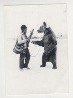 Bulgaria Bulgarie Bulgarije Gipsy With Performing Dancing Bear Pose On Street Vintage Orig Photo (22685) - Personas Anónimos