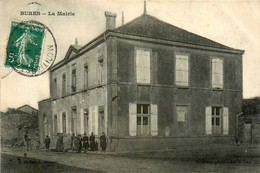 Bures * 1909 * Place Et Mairie Du Village * Villageois - Autres & Non Classés