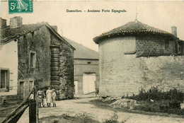 Damvillers * Rue Et Ancienne Porte Espagnole * Enfants Villageois - Otros & Sin Clasificación