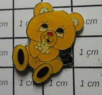 1418b Pin's Pins / Beau Et Rare / THEME : JEUX / JOUET OURS EN PELUCHE - Jeux