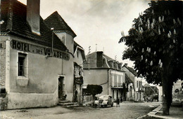 Assier * Un Côté De La Place De L'église Et Hôtel Des Voyageurs * Automobile Voiture Ancienne - Assier