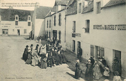 LOIRE ATLANTIQUE  HERBIGNAC  Sur La Place Du Marché Une Noce - Herbignac