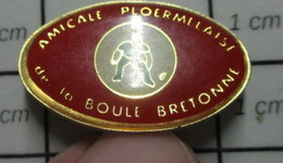 2919 Pin's Pins / Beau Et Rare / THEME : SPORTS / PETANQUE OU PRESQUE AMICALE PLOERMELAISE DE BOULE BRETONNE - Petanca