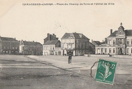 CHALONNES-sur-LOIRE. -  Place Du Champ De Foire Et  L'Hôtel De Ville - Chalonnes Sur Loire