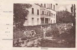 LANDONVILLERS - METZ - MOSELLE - (57) - CPA BIEN ANIMEE DE 1923 - ECOLE DE PLEIN AIR - LE JARDINAGE... - Metz Campagne