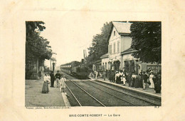 Brie Comte Robert * Vue Sur La Gare * Arrivée Du Train * Ligne Chemin De Fer - Brie Comte Robert