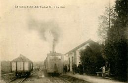 La Croix En Brie * Vue Sur La Gare Du Village * Wagons Train * Ligne Chemin De Fer - Autres & Non Classés