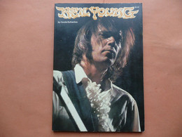 NEIL YOUNG BY CAROLE DUFRECHOU 1978 QUICK FOX NOMBREUSES PHOTOS EN NOIR ET BLANC - Kultur