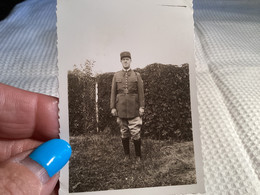 Photo Noir Et Blanc Vosges 1934 Igney Homme  Militaires Debout Dans Un Champ Avec Armes Au Garde à Vous - Guerre, Militaire