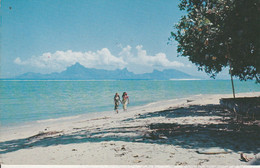 Polynésie Française - TAHITI - Promenade Sur La Plage De Sable De Paea, Avec Moorea à L' Horizon - Polynésie Française