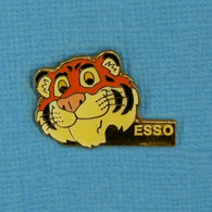 1 PIN'S //  ** LE TIGRE " ESSO " STATION DE CARBURANTS  ** - Carburants