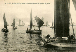 Ile D'yeu * La Rade , Le Retour Des Bateaux De Pêche * Pêcheurs - Ile D'Yeu