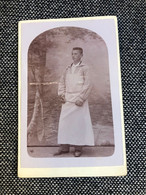 Tours * Photo CDV Cabinet Circa 1890/1900 * Un Boucher En Tenue Avec Couteau Et Aiguiseur * Photographe VOISIN - Tours