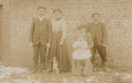 CPA - PHOTOGRAPHIE - 2 Couples Avec Un Enfant Et Un Chien - - Fotografia