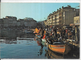 D 83.  LA SEYNE SUR MER.   LE PORT RETOUR DE PECHE ET VENTE DU POISSON - La Seyne-sur-Mer