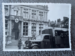 BERGUES Photo Guerre 1940 Allemands Devant Hôtel  De Ville - Bergues