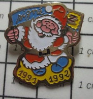 911C Pin's Pins / Beau Et Rare / THEME : NOEL / PERE NOEL SIGNE Z 1991 1992 - Kerstmis