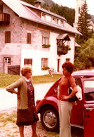 Photo Couleur Originale Femmes Mère Et Fille Aux Mains Sur Les Hanches A Volkswagen Coccinelle Käfer En 1975. - Pin-Ups