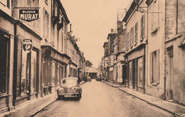 DOUE-la-FONTAINE. - Rue Foulon. RENAULT 4 CV 1er Plan - Doue La Fontaine