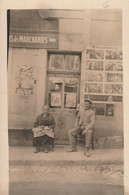 DOUE-la-FONTAINE. - Carte-Photo D'un Couple Assis Dans La Rue - Doue La Fontaine