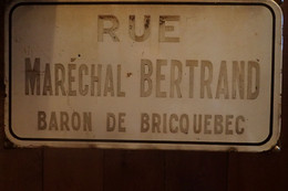 PLAQUE EMAILLEE DE RUE Ancienne - Rue Du Maréchal-Bertrand (Baron De Bricquebec) - Instructies