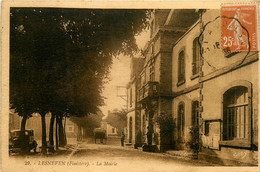 Lesneven * Rue Et Façade De La Mairie * Automobile Voiture Ancienne - Lesneven