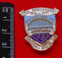 Vintage Enamel And Metal Badge Bowling Bowler Bowls Lawn Bowls Newcastle Upon Tyne Summerhill Bowl Club 75th Anniversary - Bowling