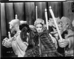 MARLENE-DIETRICH- DANS L'IMPERATRICE ROUGE - Identified Persons