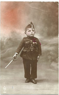 JM08.08 / CPA / MILITARIA /  " L'ENFANT-SOLDAT " / OBLITERATION : POSTES MILITAIRES DE BELGIQUE EN 1921 - Characters