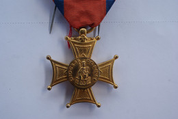 Croix Du Mérite Diocésain De LILLE. Croix En Bronze Doré. Bon Ruban. Assez Rare. TBE.70 - France