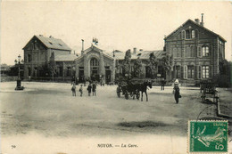 Noyon * La Place De La Gare * Attelage - Noyon