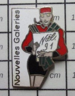 911b Pin's Pins / Beau Et Rare / THEME : NOEL / 1991 GROOMETTE SEXY NOUVELLES GALERIES - Natale