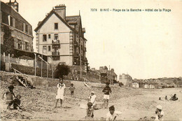 Binic * La Plage De La Blanche * Hôtel De La Plage * Baigneurs - Binic